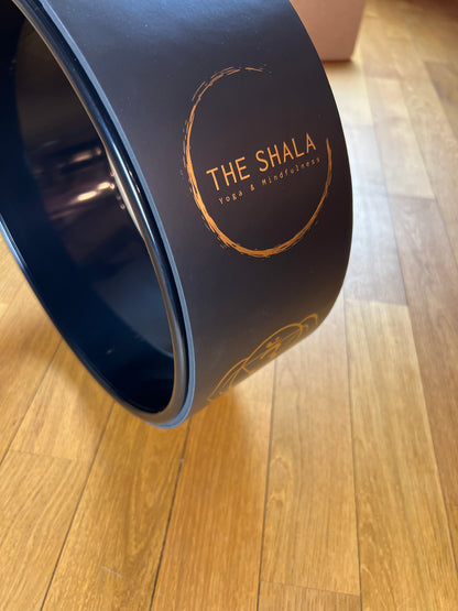 The Shala Premium Premium Yogawheel Black/Gold Økologisk PU